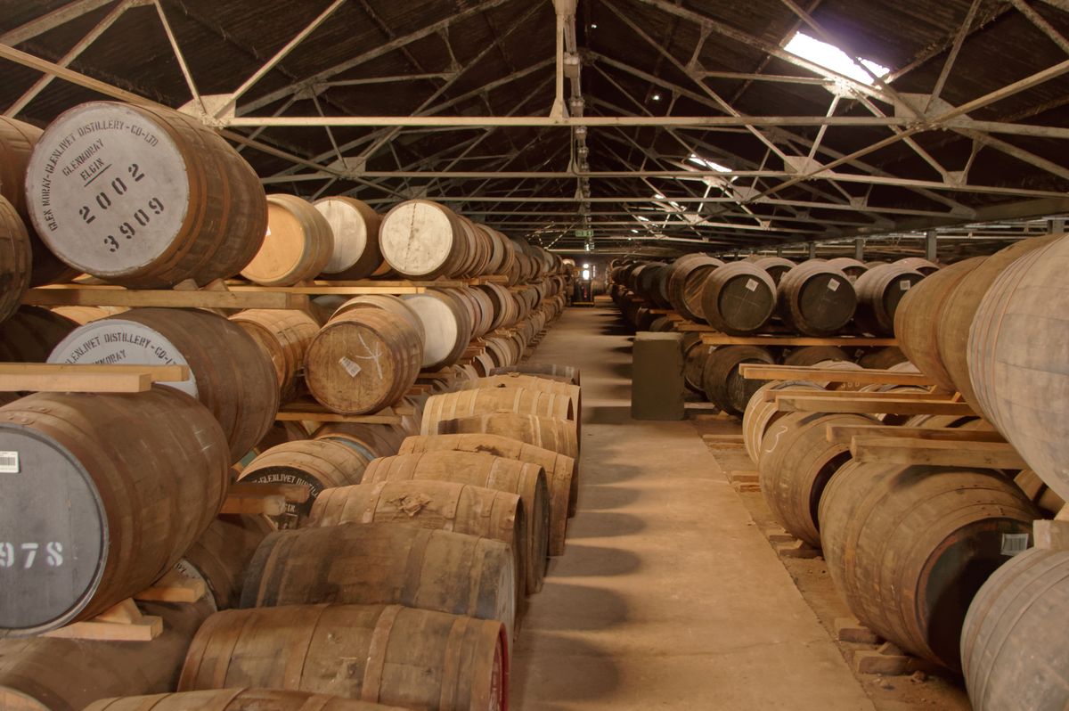 Almacén industrial con estanterías