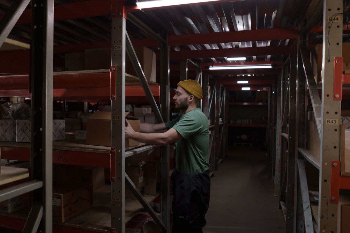 Muestrarios, expositores y catálogos: el almacén comercial de una fábrica de azulejo pesa como el producto
